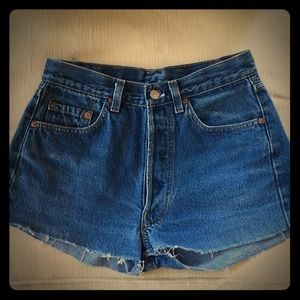 Vtg Levi’s cutoff shorts 26
